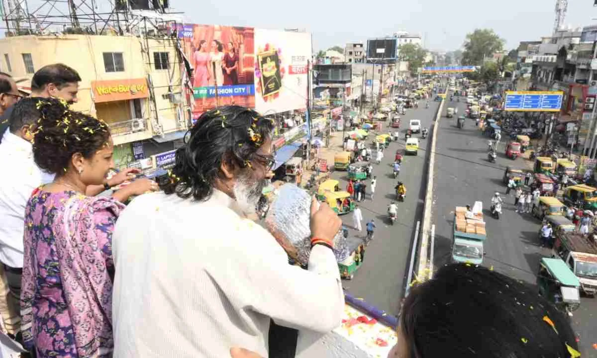 सीएम हेमंत सोरेन ने कांटाटोली फ्लाईओवर का किया उद्घाटन, 31 परियोजनाओं की भी दी सौगात 