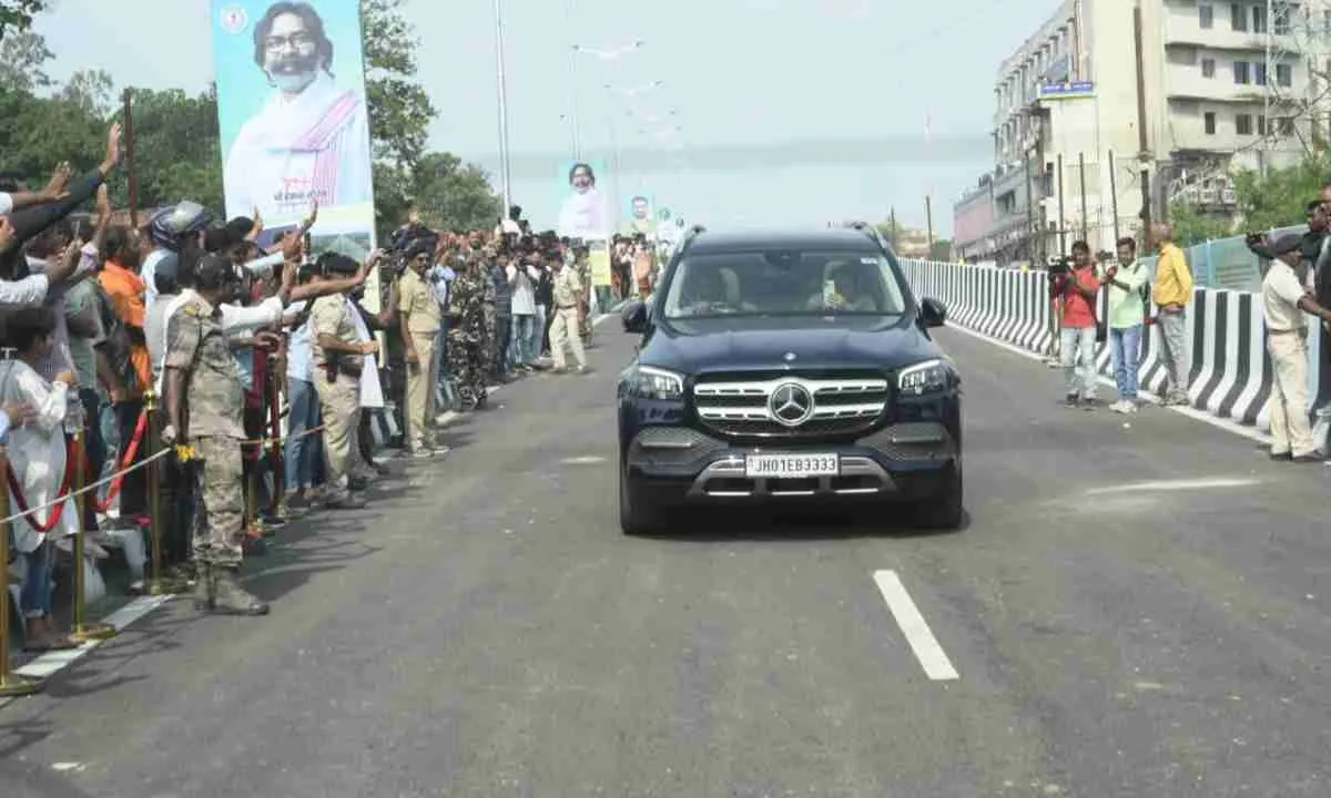 सीएम हेमंत सोरेन ने कांटाटोली फ्लाईओवर का किया उद्घाटन, 31 परियोजनाओं की भी दी सौगात  