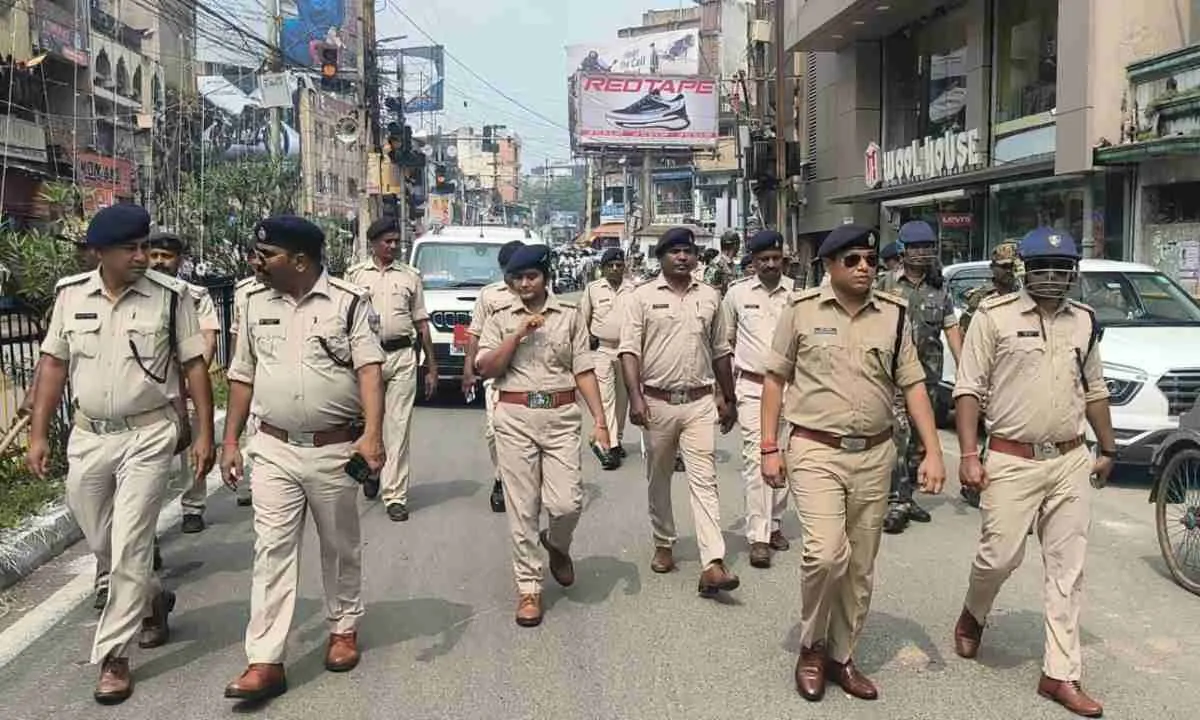 दुर्गा पूजा में गड़बड़ की तो नपेंगे असामाजिक तत्व, पुलिस ने किया फ्लैग मार्च