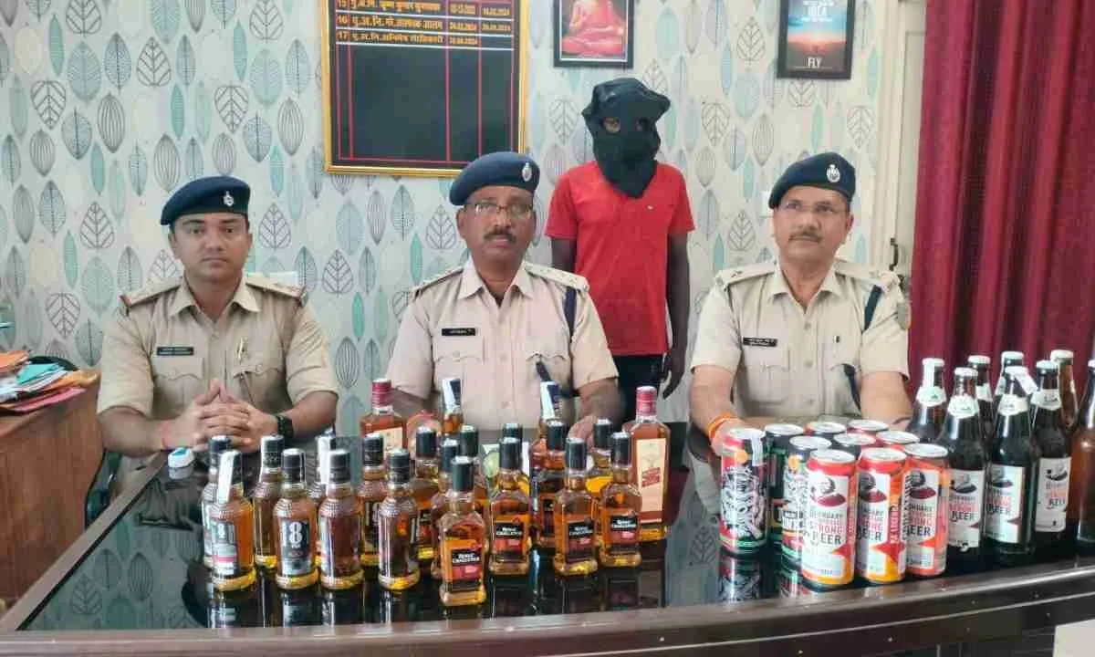 Garhwa News: घर से करता था शराब का अवैध कारोबार, पुलिस ने किया गिरफ्तार 