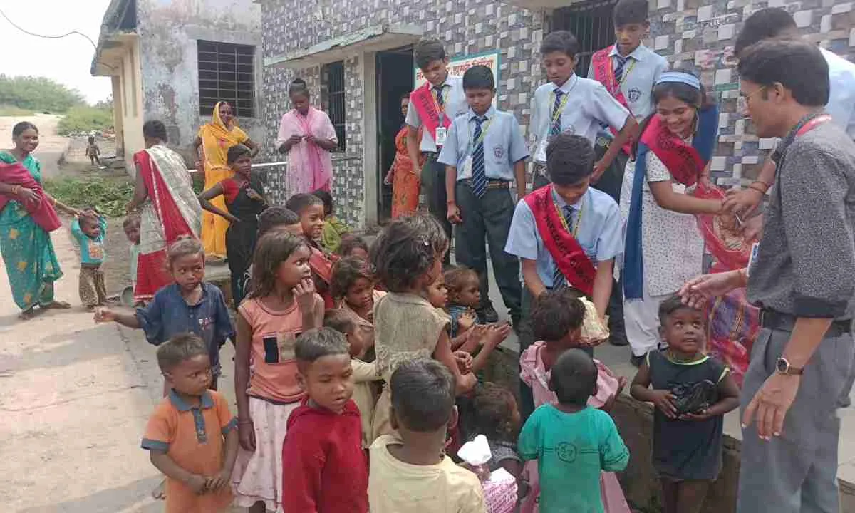 Koderma News: मॉडर्न पब्लिक स्कूल के छात्रों ने वृद्धा आश्रम के सीनियर सिटिजेन्स एवं बिरहोरों के बीच किया दिवाली सामग्री का वितरण