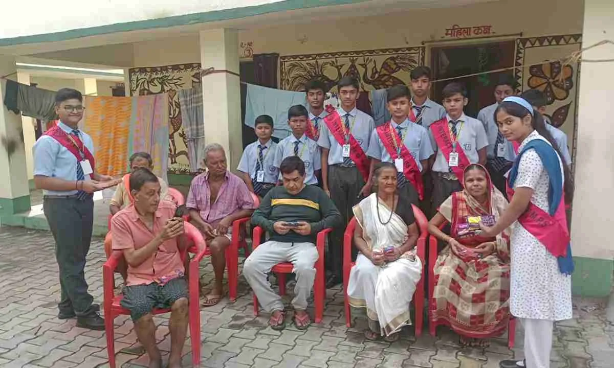 Koderma News: मॉडर्न पब्लिक स्कूल के छात्रों ने वृद्धा आश्रम के सीनियर सिटिजेन्स एवं बिरहोरों के बीच किया दिवाली सामग्री का वितरण