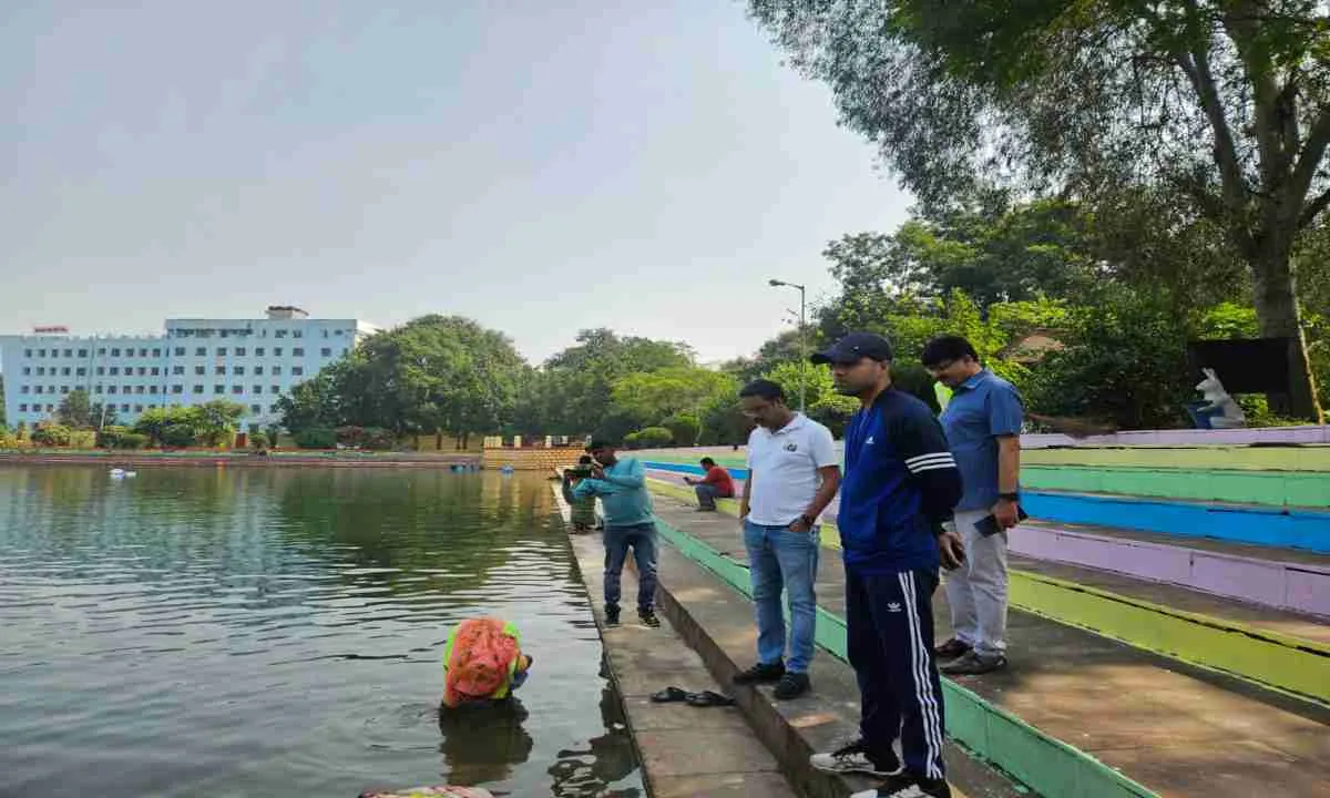 Ranchi News: छठ महापर्व को लेकर नगर आयुक्त ने छठ घाटों का किया निरक्षण