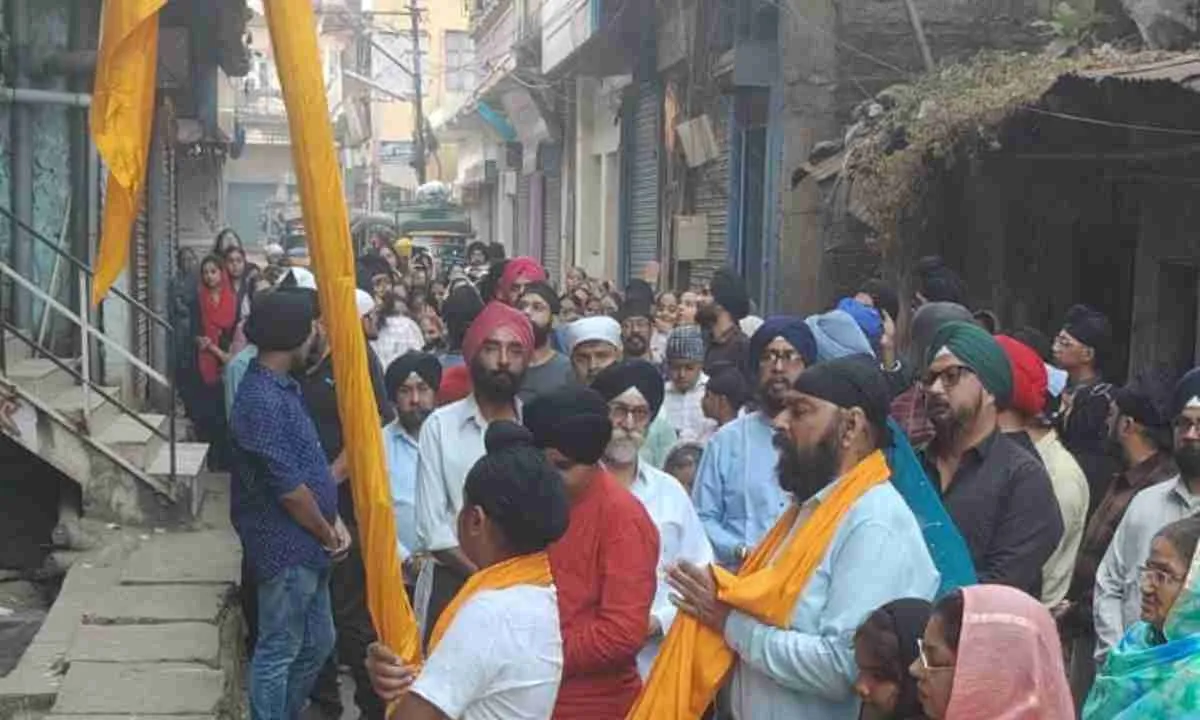 Koderma News: गुरुनानक देव जी के प्रकाश पर्व पर निकाली गयी प्रभात फेरी