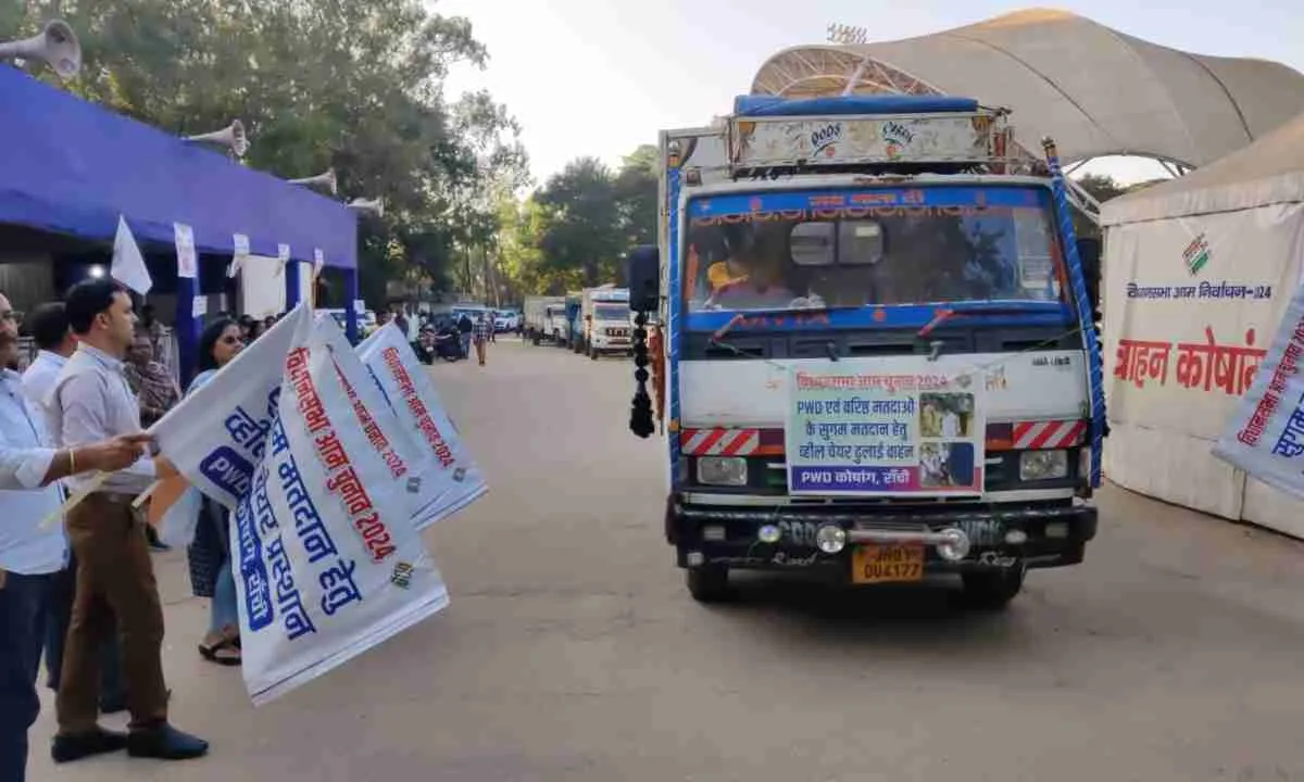 वरिष्ठ एवं PWD मतदाताओं के लिए मतदान केंद्रों के लिए किया गया व्हील चेयर रवाना