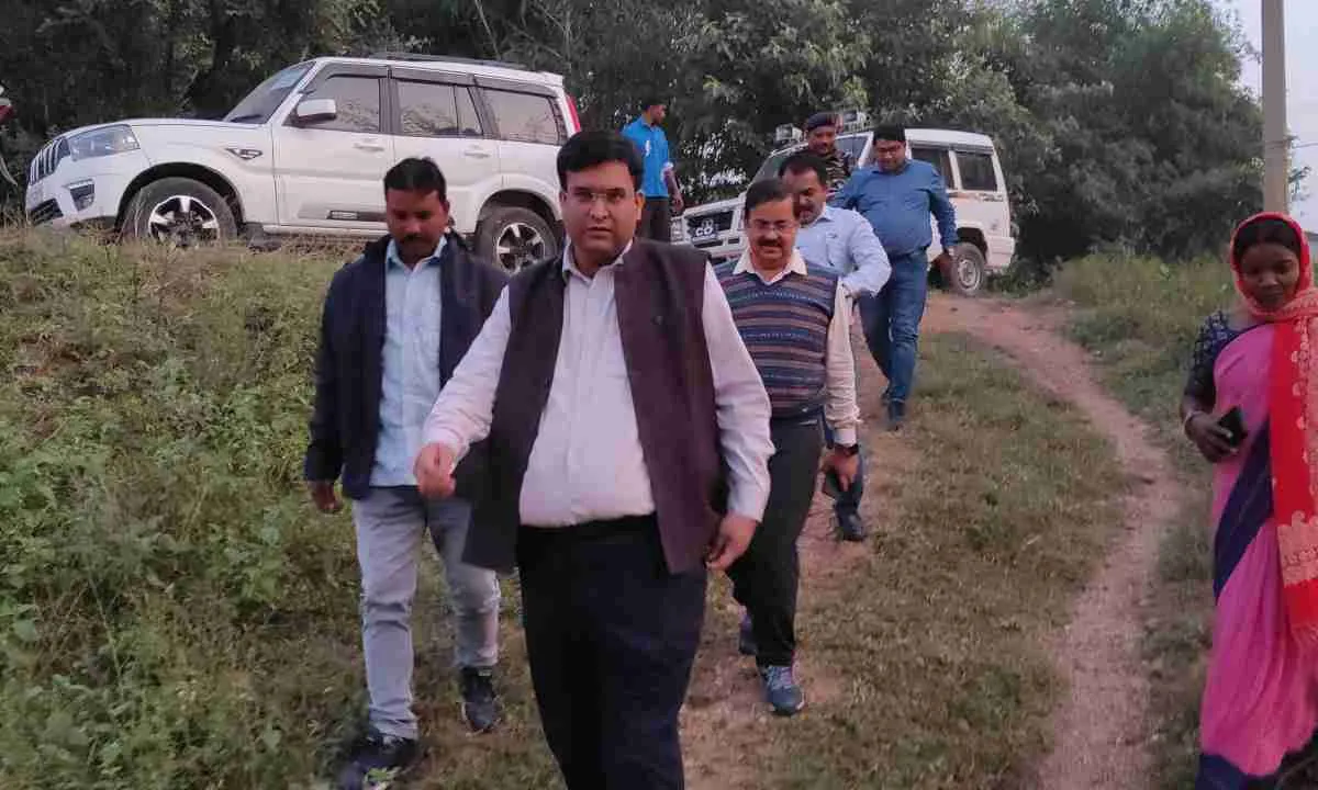 दूसरे चरण के चुनाव को लेकर उपायुक्त ने किया मतदान बूथों एवं क्लस्टर का निरीक्षण