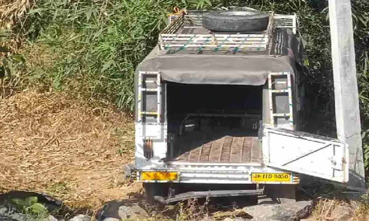 Hazaribagh News: पिकनिक मनाने जा रहे छात्रों की गाड़ी हुई दुर्घटना का शिकार, एक दर्जन छात्र घायल