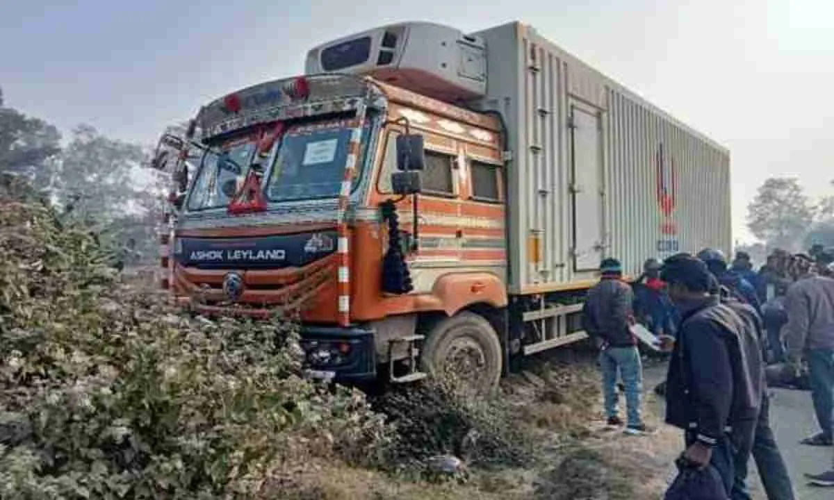 Dhanbad News: गोविंदपुर में ट्रक की चपेट में आये बाइक सवार, तीन घायल