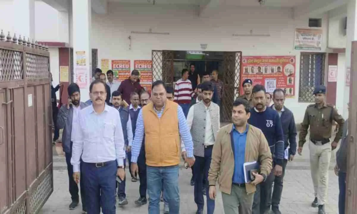 Koderma News: एडीआरएम ने की कोडरमा रेलवे स्टेशन पर यात्री सुविधाओं की स्थिति की समीक्षा