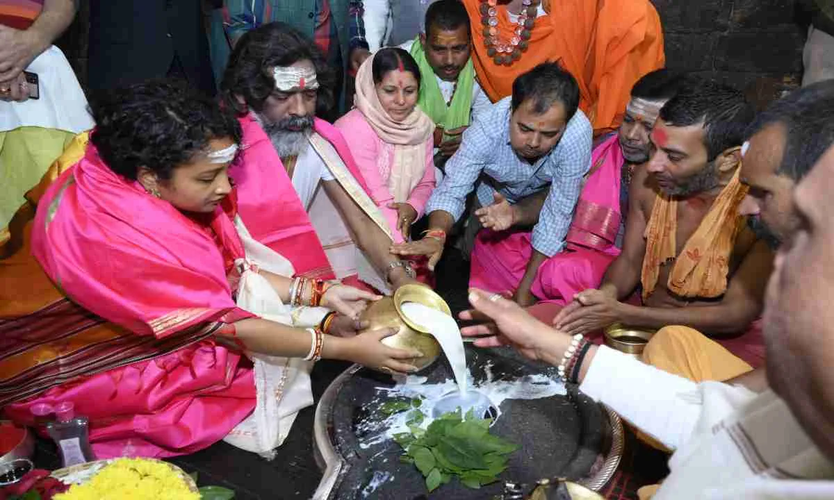 मुख्यमंत्री हेमन्त सोरेन पत्नी संग पहुंचे बाबानगरी, बाबा बैद्यनाथ मंदिर में की पूजा-अर्चना