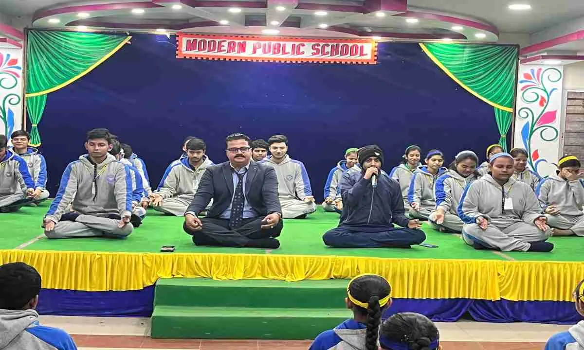 Koderma News: मॉडर्न पब्लिक स्कूल में अंतरराष्ट्रीय ध्यान दिवस का आयोजन