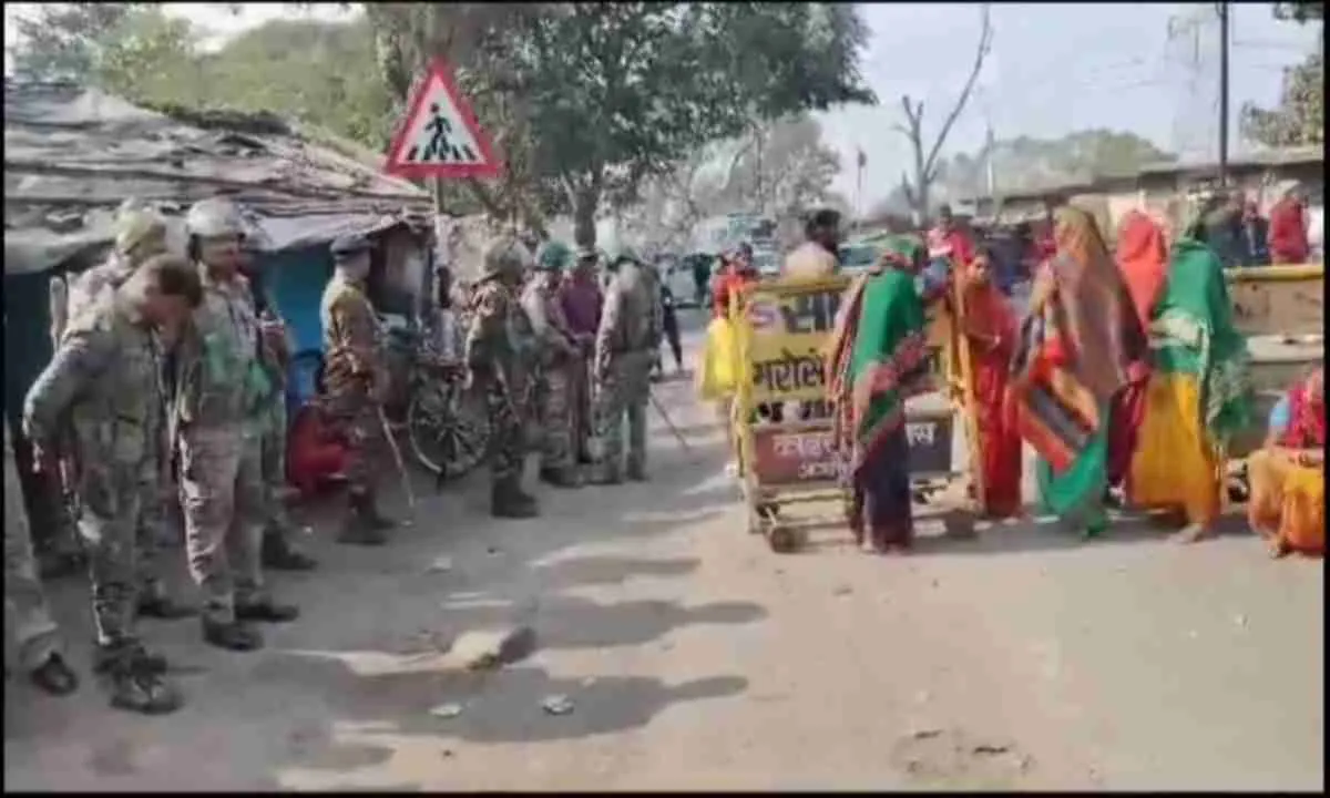 Koderma News: वन विभाग के रेंजर के खिलाफ लोगों का विरोध प्रदर्शन, 4 घंटे तक कोडरमा-गिरिडीह मार्ग किया जाम