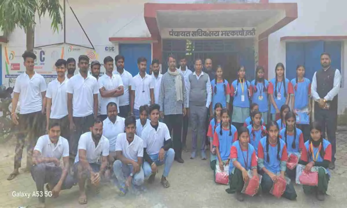 Koderma News: मुख्यमंत्री फुटबॉल कप ड्रेस कीट का मरकच्चो मुखिया ने किया वितरण