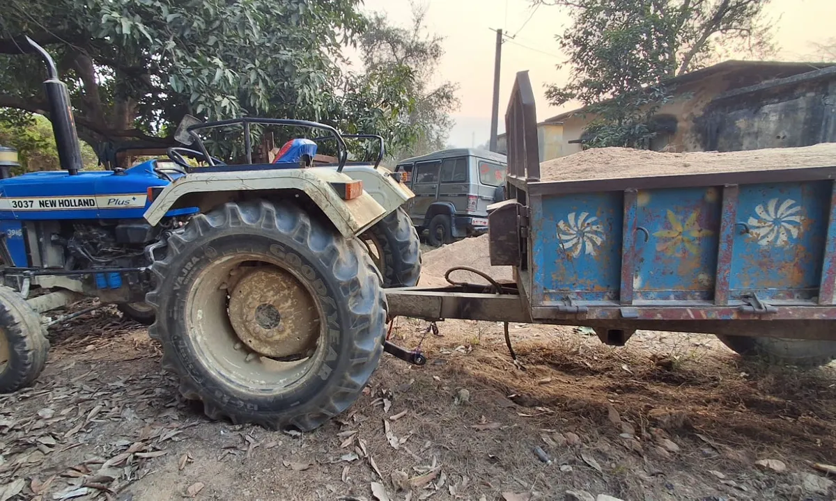 Koderma news: ग्रामीणों से झड़प में बाल बाल बचे सीओ, ड्राइवर घायल, एक ट्रैक्टर जप्त