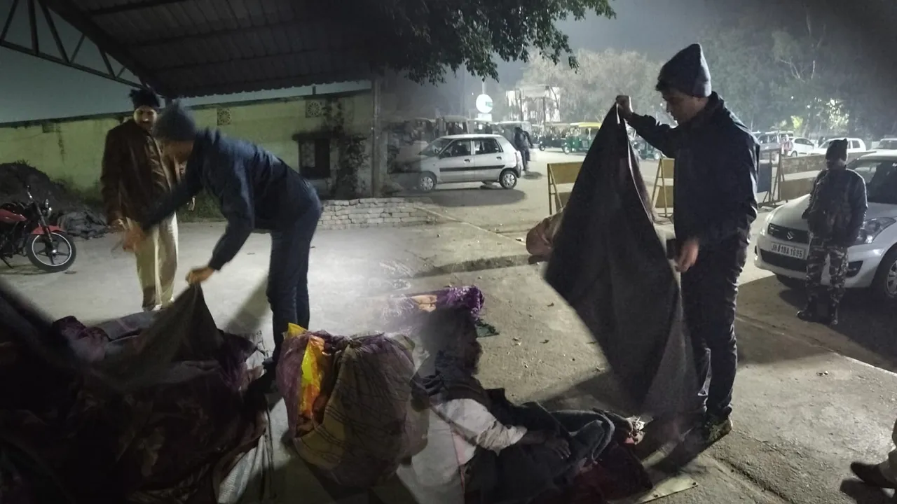 Ranchi news:  कड़ाके की ठंड को देखते हुए एसडीओ और डीएसपी ने बांटे कंबल 