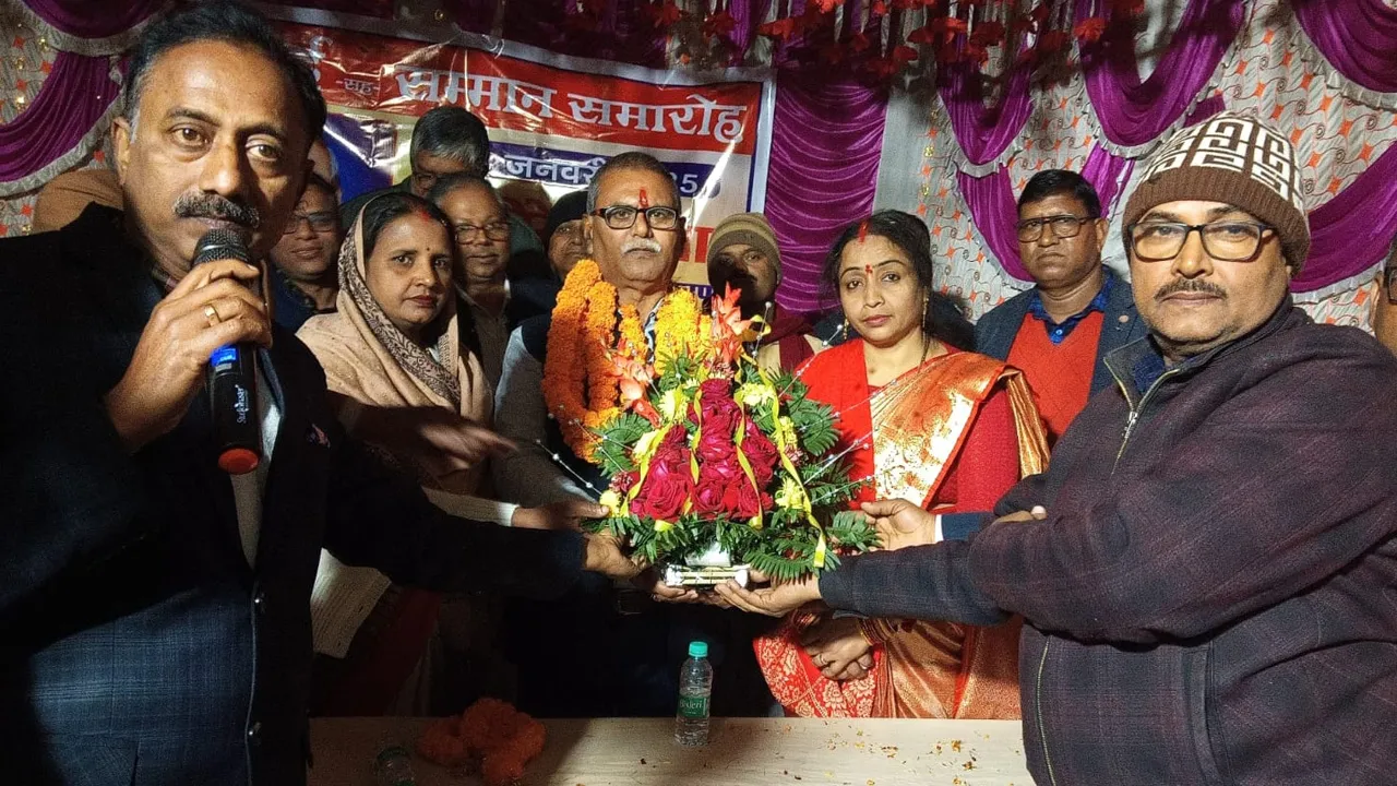 Koderma news: सेवानिवृति प्रधानाध्यापक को भावविनी दी गई विदाई, मौजूद रही स्थानीय मुखिया 