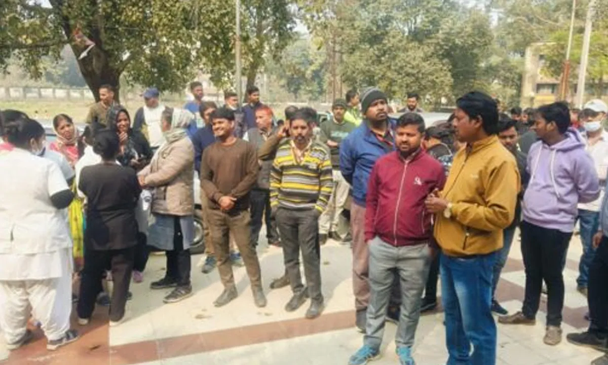 Ranchi news: रिम्स कर्मियों ने वेतन न मिलने को लेकर डायरेक्टर ऑफिस के बाहर किया विरोध प्रदर्शन