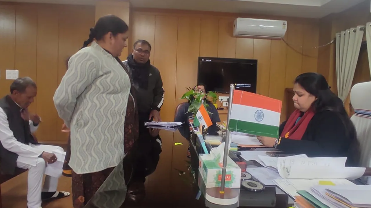 Hazaribagh news: उपायुक्त के जनता दरबार में फरियादियों ने लगायी गुहार 