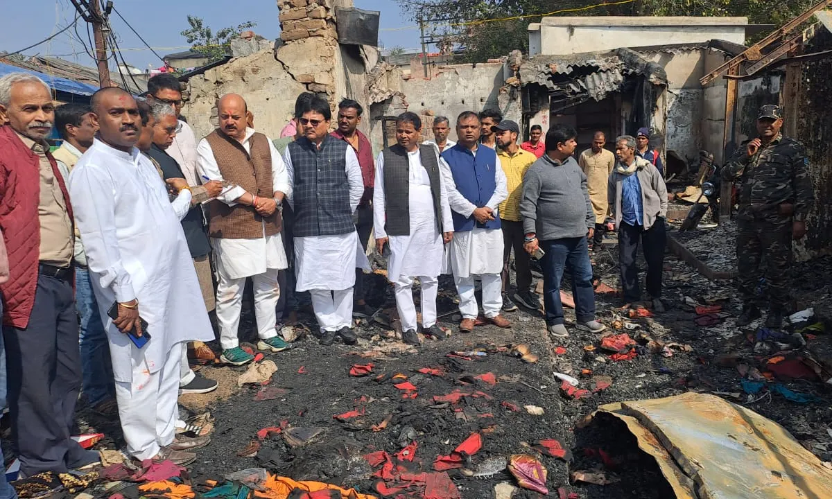 केशव महतो कमलेश ने अग्निकांड में पीड़ित दुकानदारों से मुलाकात कर बढ़ाया उनका हौसला 