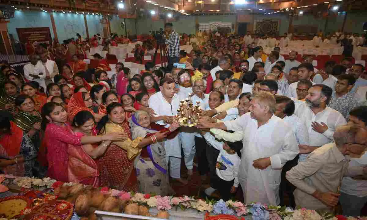 Koderma News शिव वाटिका में जैन समाज द्वारा जैन संत की गुरु पूजा एवं नागरिक अभिनंदन समारोह