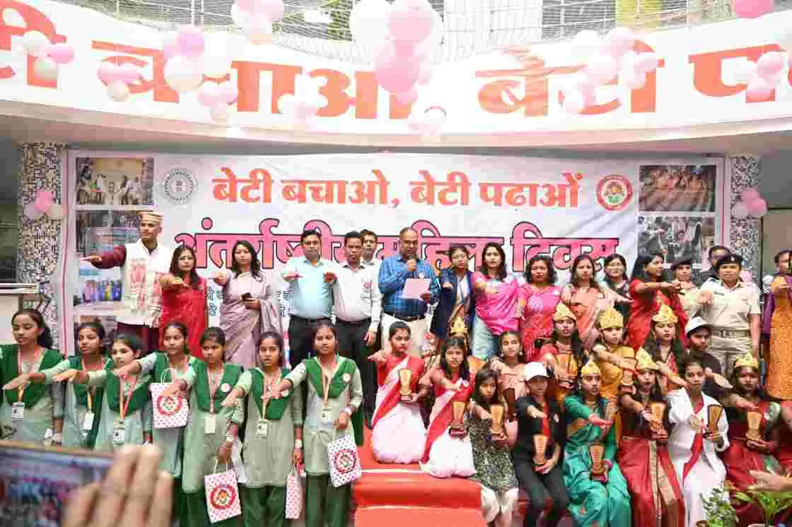 International Women's Day: जिला प्रशासन ने नारी शक्तियों को किया सम्मानित