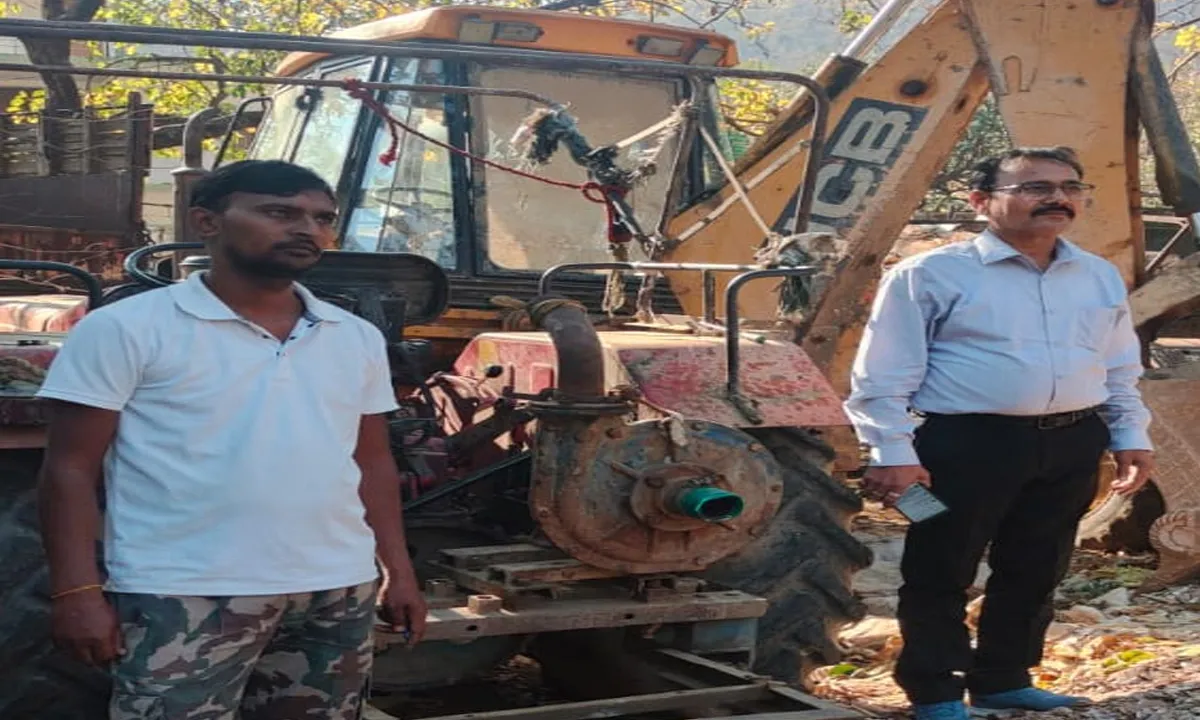 Koderma news: अवैध माइका खनन रोकने के लिए छापेमारी, कंप्रेसर लगा ट्रैक्टर जब्त