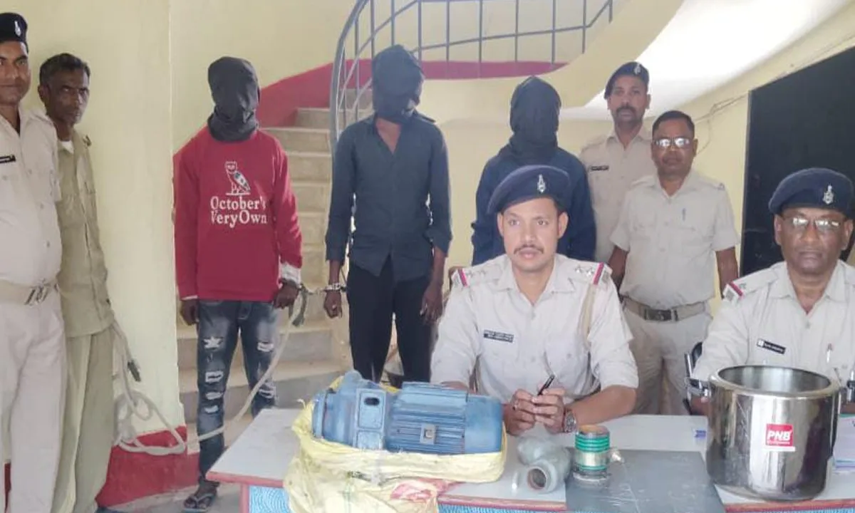 Koderma news: आंगनबाड़ी एवं फार्म में चोरी के समान के साथ तीन अभियुक्त गिरफ्तार