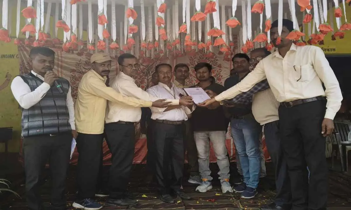 चेपाकला के पाराशिक्षक कृष्ण कुमार राम हुए सेवानिवृत,दी गई विदाई