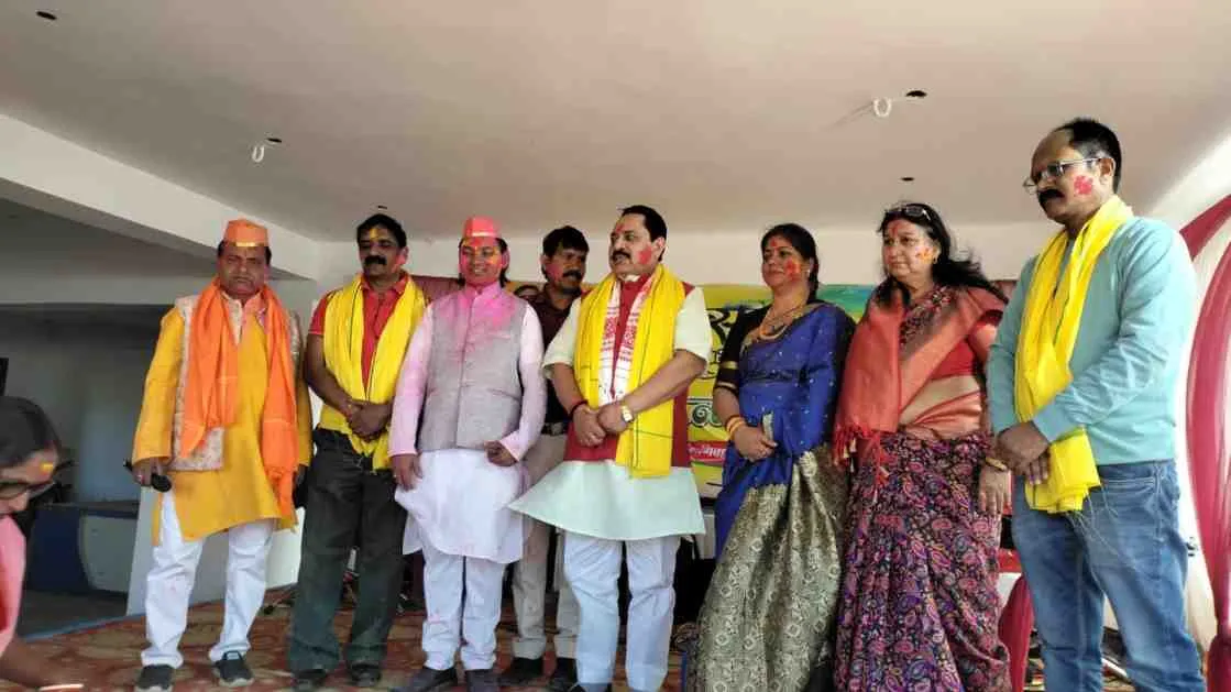 Hazaribagh News: आर्ट एंड कल्चरल ट्रस्ट में होली मिलन समारोह, कलाकारों ने मचाया धमाल