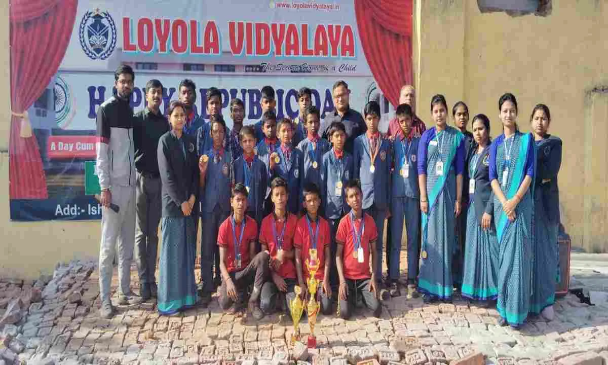 HAZARIBAGH NEWS: लोयला विद्यालय के छात्रों ने जीता अंडर 12 फुटबॉल टूर्नामेंट, स्कूल प्रबंधन ने किया भव्य स्वागत