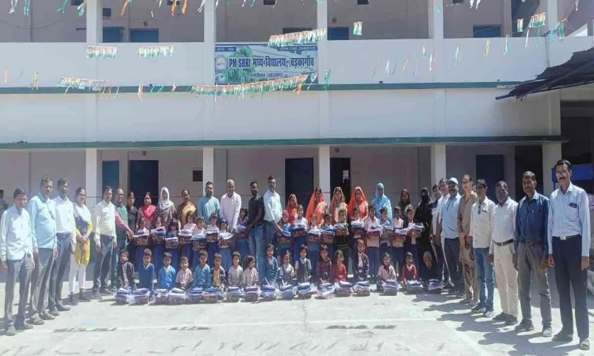 HAZARIBAGH NEWS: पीएम श्री मध्य विद्यालय में पंचायत जनप्रतिनिधियों ने पोशाक का वितरण किया