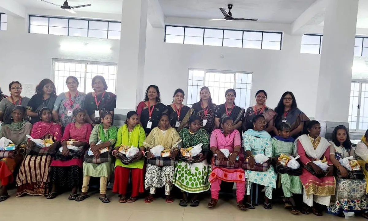 Ranchi news: अर्पिता महिला मंडल ने शांति सदन में कंबल, टॉयलेट्री आइटम्स और भोजन वितरित किए