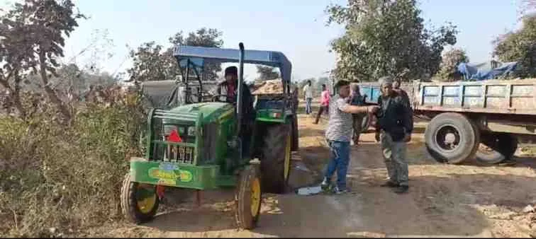 Koderma News: अवैध बालू उठाव को लेकर सीओ व थाना प्रभारी की संयुक्त कार्यवाही,14 ट्रैक्टर जप्त