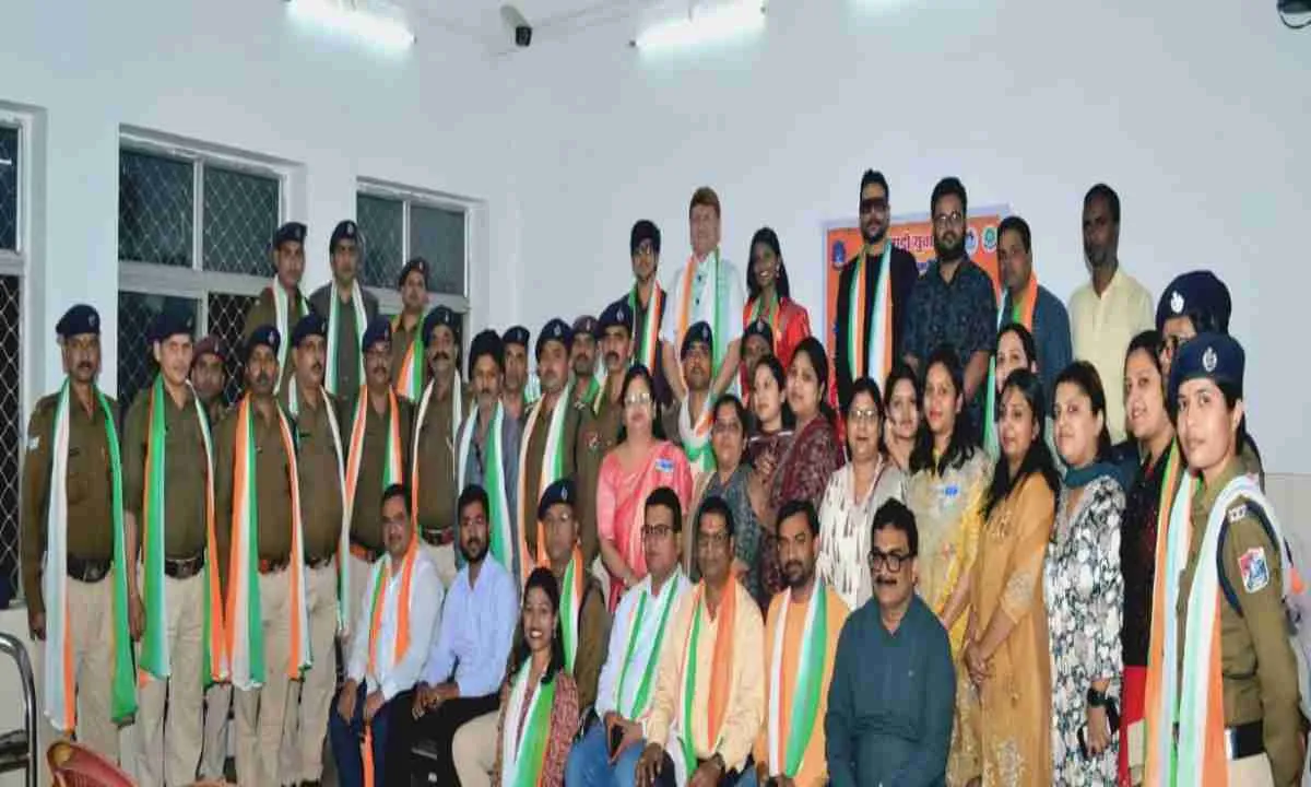 महाकुंभ में जन सैलाब को सेवा देने पर रेलवे अधिकारी, पुलिस , सफाईकर्मी को मायुमं की प्रेरणा शाखा का भव्य सम्मान