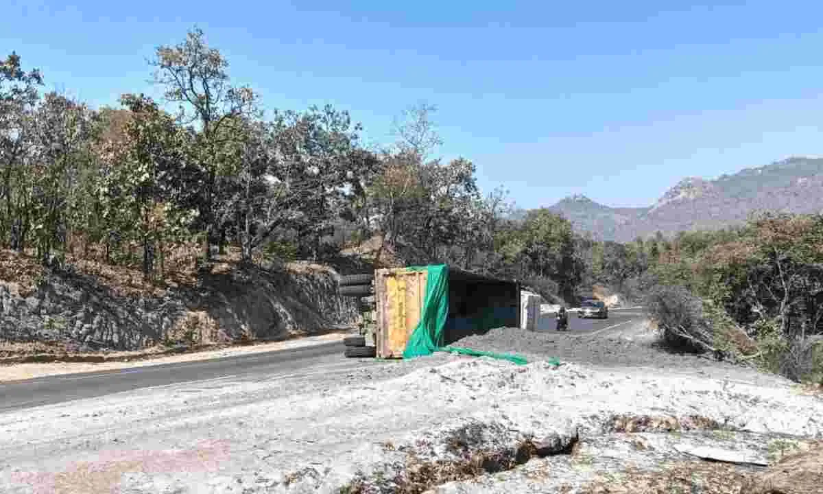 कोडरमा घाटी में ऐश लोड वाहन दुर्घनाग्रस्त
