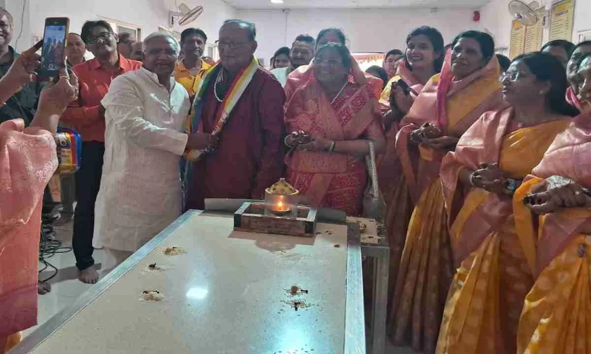 झुमरीतिलैया के समाजसेवी सुरेश झांझरी ने किया भदलपुर इटखोरी में स्वागत