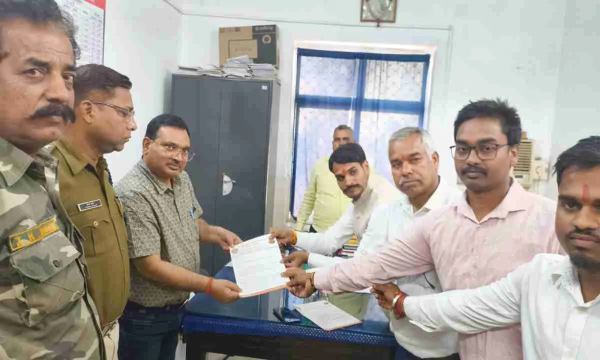 कोडरमा से सूरत के लिए ट्रेन की मांग को लेकर रेलवे प्रबंधन को सौंपा गया ज्ञापन