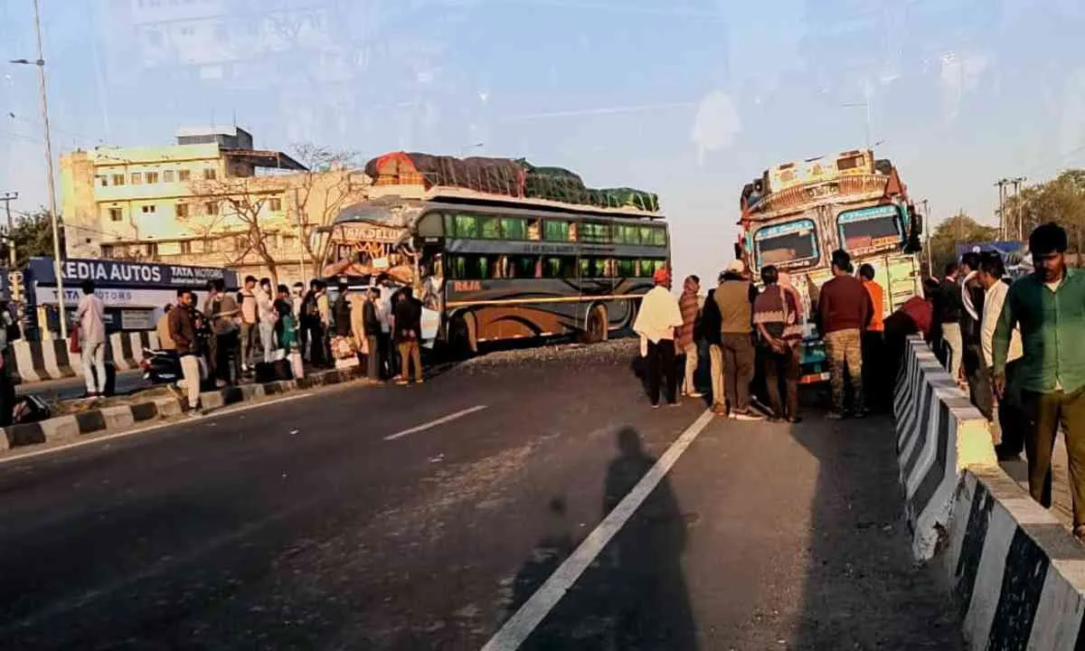 ACCIDENT NEWS KODERMA: ट्रक और टक्कर की जोरदार टक्कर, बाल-बाल बचे यात्री
