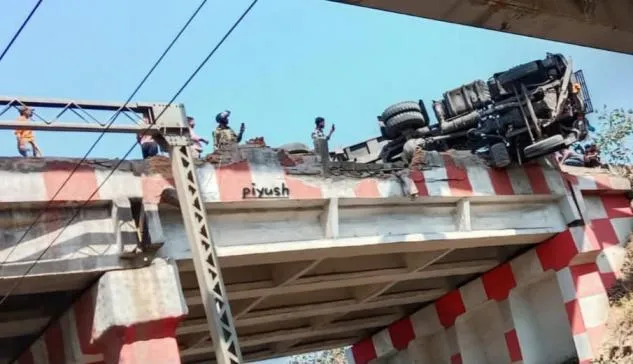 Koderma News: झुमरीतिलैया बाईपास में हाईवा पलटी, सड़क जाम