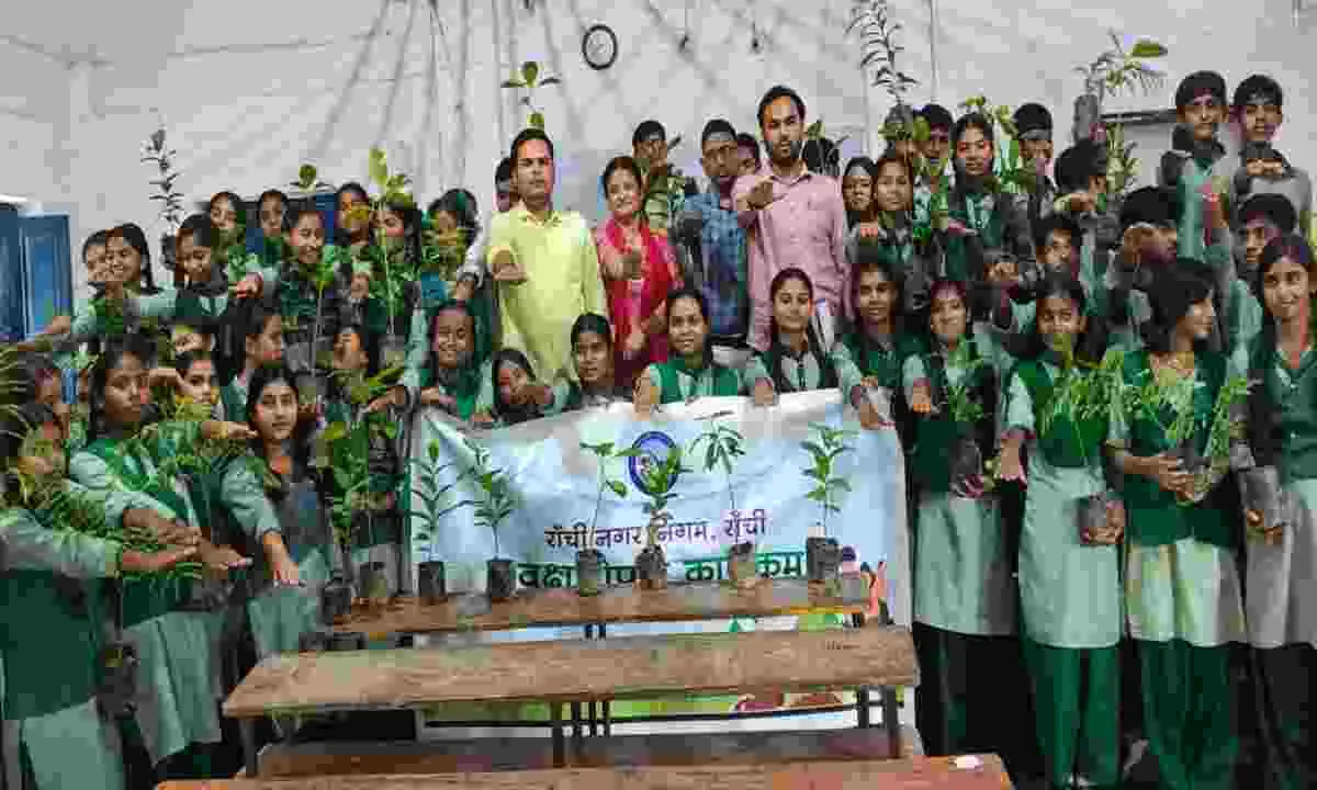 रांची नगर निगम ने किया विद्यार्थियो के बीच फलदार वृक्षों का वितरण