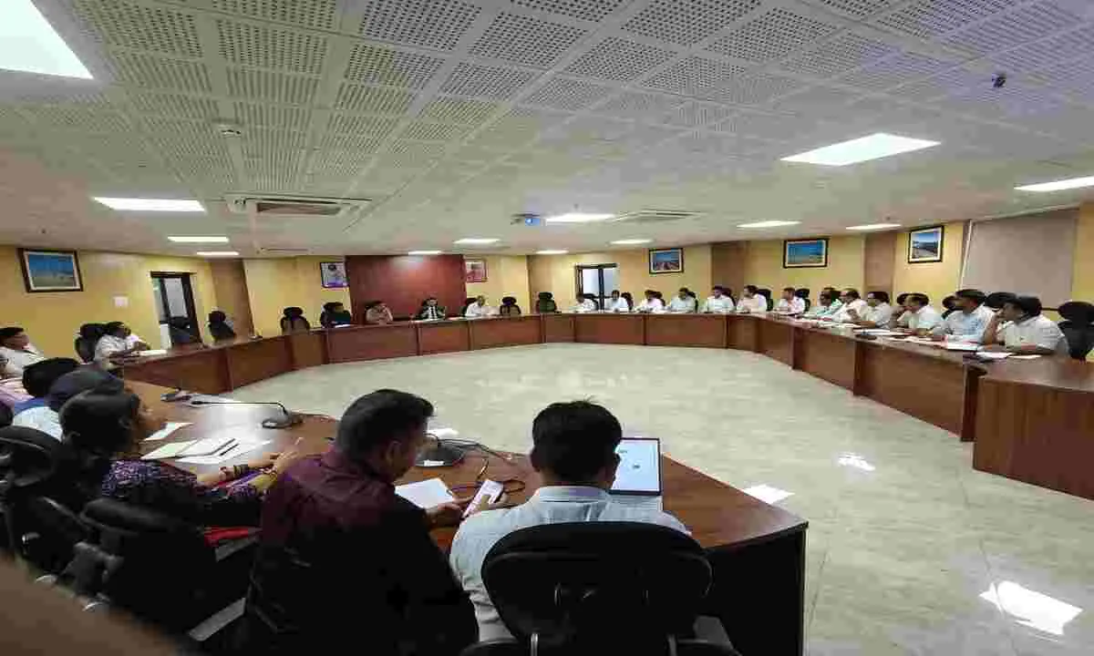 Dhanbad News: उपायुक्त ने की राजस्व विभाग की समीक्षा, म्यूटेशन, भूमि सीमांकन एवं अन्य मामलों के निष्पादन का निर्देश