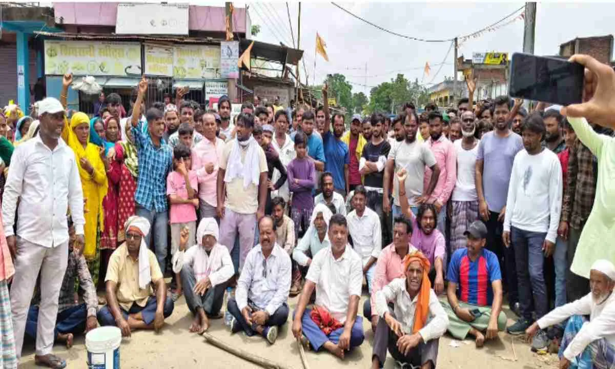 Koderma News: हाथी द्वारा कुचलकर मार दिए जाने को लेकर ग्रामीण हुए एकजुट