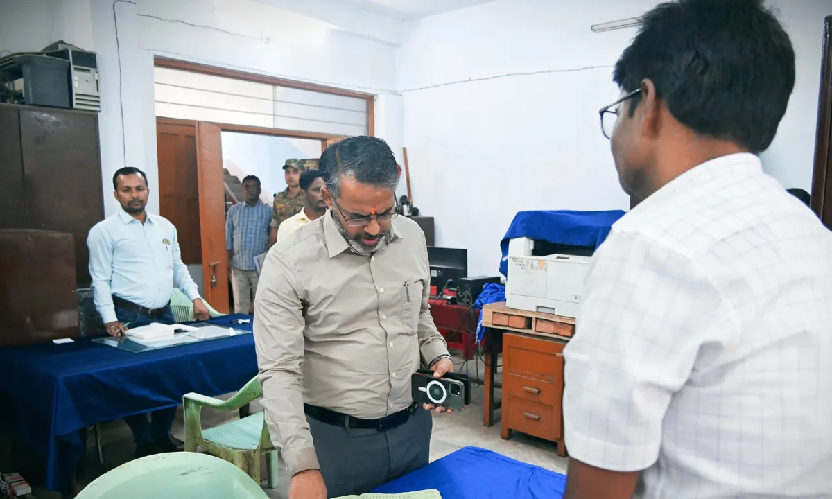 Giridih news: डीसी ने जिला खनन कार्यालय का किया औचक निरीक्षण, दिए जरूरी दिशा-निर्देश