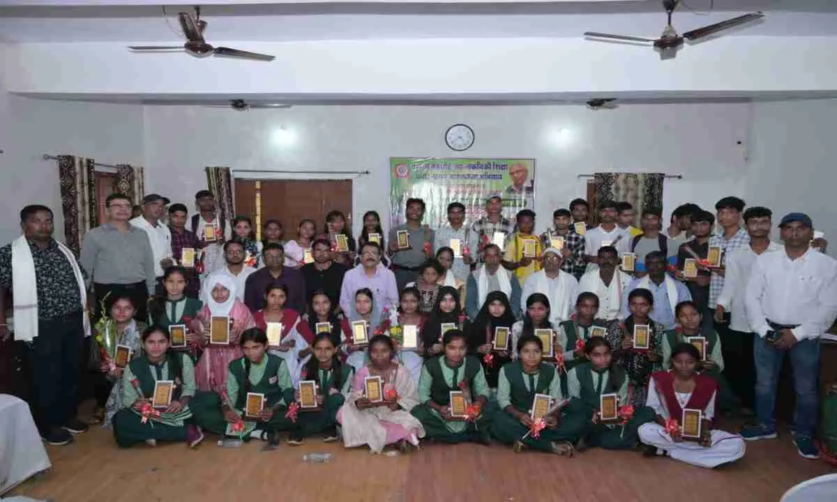 Ranchi News: हेसल पंचायत भवन में विद्यार्थियों का हुआ सम्मान, कैंब्रिज पॉलिटेक्निक ने किया सम्मानित