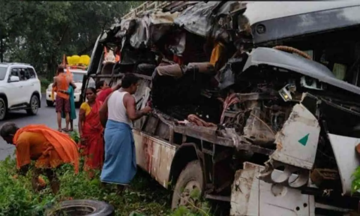 देवघर में कांवड़ियों की बस हादसे का शिकार, 18 की मौत