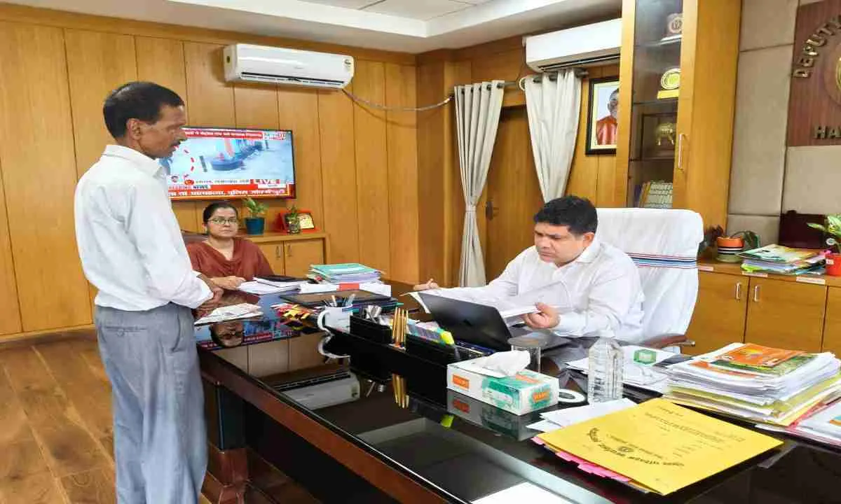 Hazaribagh News: डीसी ने जनता दरबार में सुनी फरियादियों की समस्याएं, मौके पर दिए समाधान के निर्देश