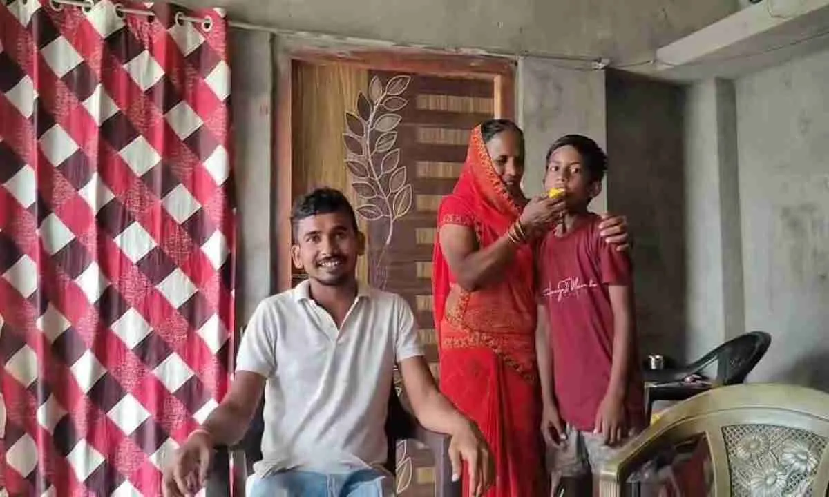 संघर्ष की उड़ान: डिलीवरी बॉय से अफसर बने राजेश रजक, झारखंड प्रशासनिक सेवा में रच डाली नई कहानी