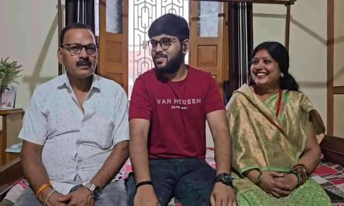 अभावों में उगी उम्मीद: अमन कुमार ने पिता के किताबों की दुकान से शुरू किया सफर, बना प्रशासनिक अफसर