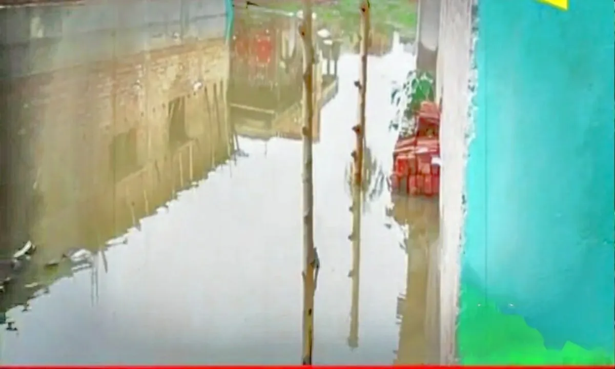 Koderma News: 48 घंटे से हो रही बारिश से जनजीवन प्रभावित, फसलों को हो सकता है नुकसान