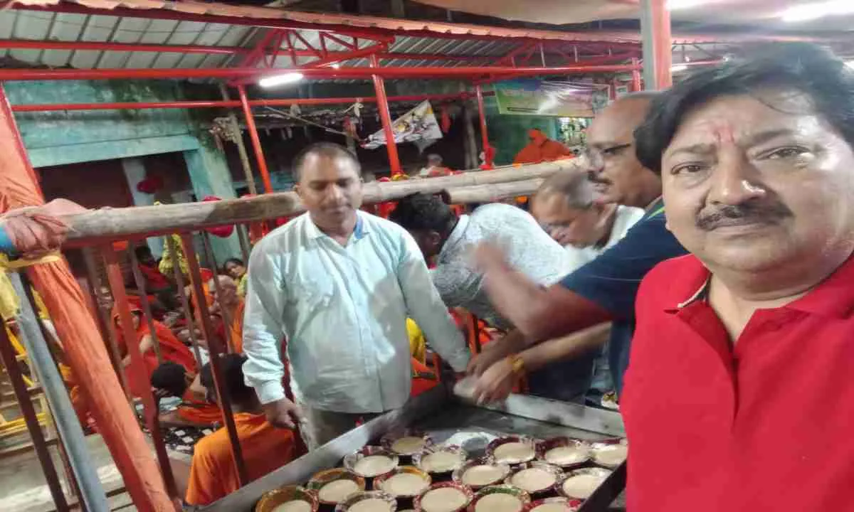 श्रावणी सोमवारी पर आस्था का सैलाब, सेवा में समर्पित स्वदेशी जागरण मंच